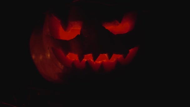 Een Oranje Verschrikkelijk Halloween Pompoen Met Dreigende Blik Grijns Van — Stockvideo