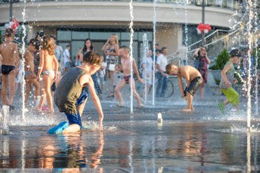 Kiev, Ukrayna 13 Ağustos 2017: Happy kids sıcak yaz gününde şehir su fıskiyede oynamak eğlenceli. Ebeveynler çocuklarıyla birlikte. Etkin aile boş, ekoloji kavramı.