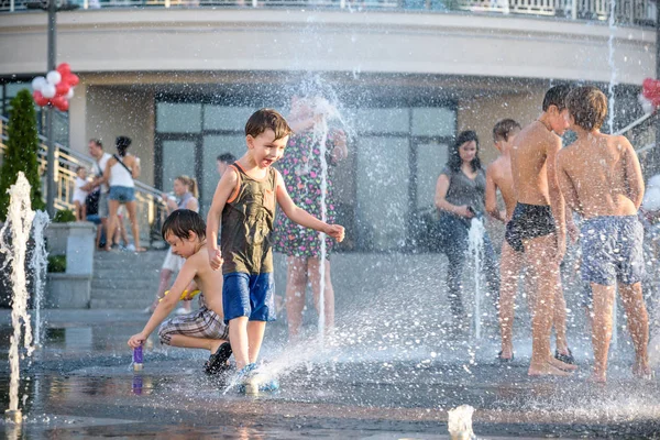 Kyiv Ucrania Agosto 2017 Los Niños Felices Divierten Jugando Fuente — Foto de Stock