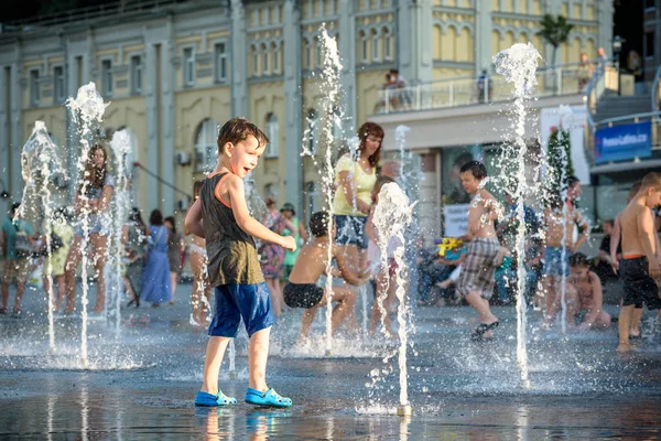 Kyiv Ukraine August 2017 Glückliche Kinder Haben Heißen Sommertagen Spaß lizenzfreie Stockbilder