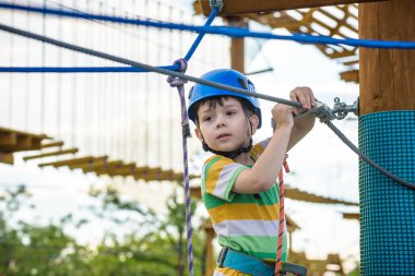 genç çocuk oynamaya ve sahip eğlenceli aktiviteler açık havada yaptığını. mutluluk ve mutlu çocukluk kavramı.