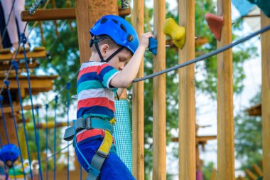 mutlu çocuk ZIP telefonda. cesaretini cambaz parkta çocuk gurur duyuyorum. HDR