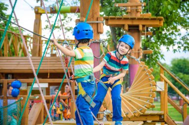 Genç çocuk oynamaya ve sahip eğlenceli aktiviteler açık havada yaptığını. Mutluluk ve mutlu çocukluk kavramı. İp salıncakta çocuk.