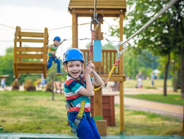 Мальчик Играет Весело Проводит Время Свежем Воздухе Счастье Счастливая Детская — стоковое фото