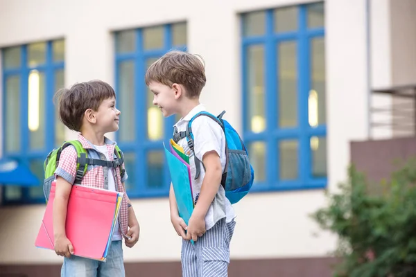 귀여운 학교에 가자고 이들은 분위기가 따뜻한 아침입니다 Schoolbags에서 빨간색 하나에의 — 스톡 사진