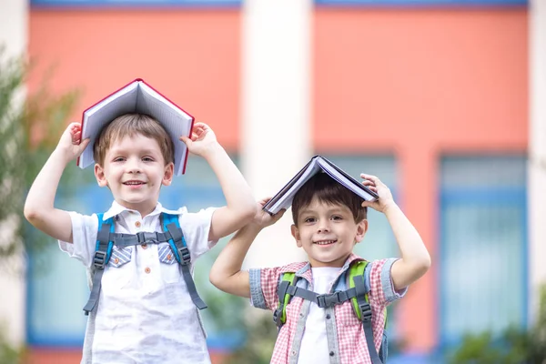 Twee Kinderen Van Lagere School Leeftijd Jongen Zijn Vriend Zijn — Stockfoto