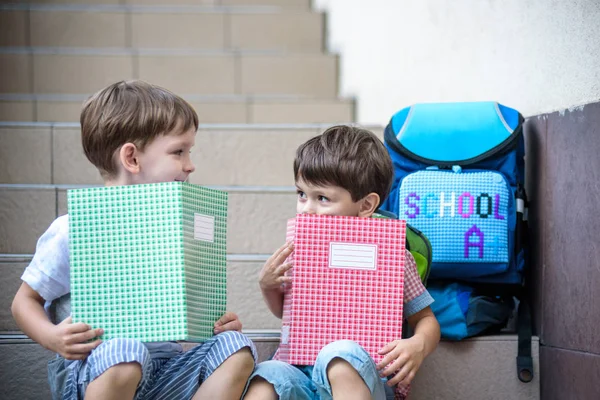 Kinderen Gaan Terug Naar School Start Nieuwe Schooljaar Vakantie Twee — Stockfoto