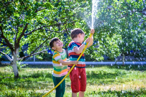 Los Hermanos Divierten Salpicándose Uno Otro Con Agua Pueblo Los —  Fotos de Stock