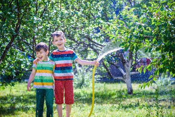 Dítě Hrající Zahradní Postřikovače Preschooler Kid Běh Skok Letní Venkovní — Stock fotografie