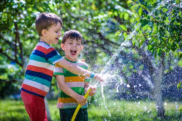 Lindo Niño Regando Plantas Con Manguera Riego Jardín Adorable Niño — Foto de Stock