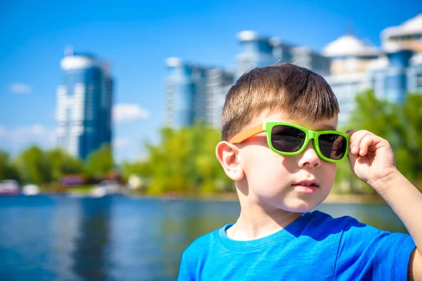 선글라스와 귀여운 소년의 호수와 화창한 — 스톡 사진