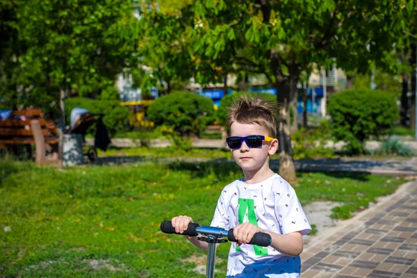 Menino Feliz Monta Scooter Estrada Parque Garoto Menino Divertindo Usando — Fotografia de Stock