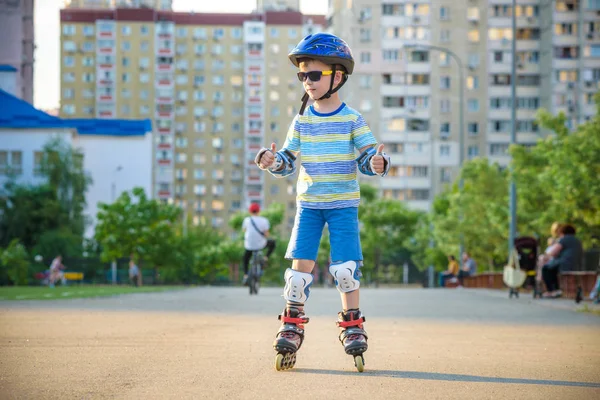 Küçük Çocuk Parkta Yaz Aylarında Silindirler Üzerinde Sürme Kask Paten — Stok fotoğraf