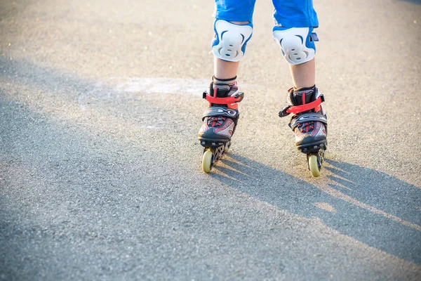 Liten Pojke Att Lära Sig Roller Skate Sommaren Park Barn — Stockfoto