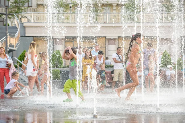 Kyiv Ucrania Agosto 2017 Los Niños Felices Divierten Jugando Fuente —  Fotos de Stock