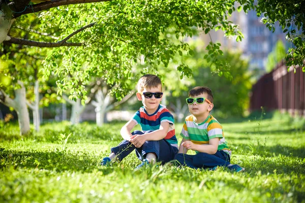 Feliz Vacaciones Verano Dos Niños Césped Verde Parque Verano Hermanos — Foto de Stock