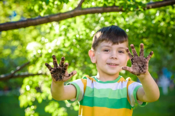 Молодий Кавказький Хлопчик Який Демонструє Свої Брудні Руки Після Гри — стокове фото