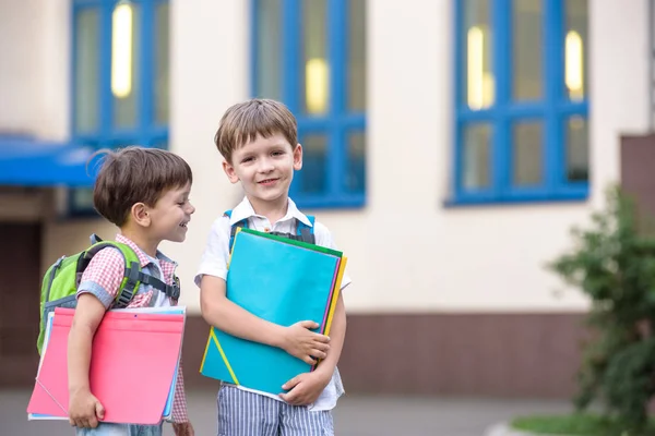 귀여운 학교에 가자고 이들은 분위기가 따뜻한 아침입니다 Schoolbags에서 빨간색 하나에의 — 스톡 사진