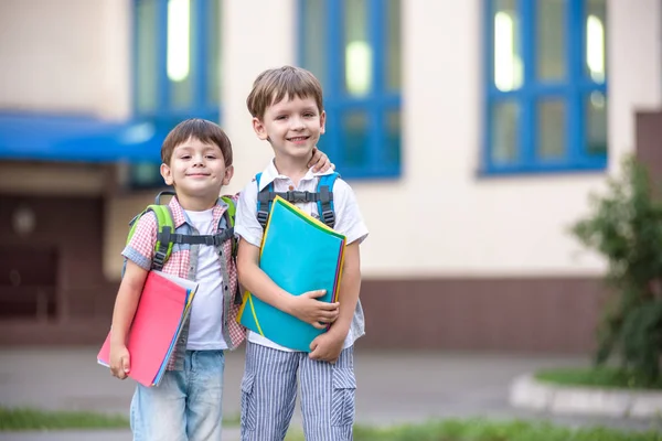 귀여운 학교에 가자고 이들은 분위기가 따뜻한 아침입니다 Schoolbags에서 빨간색 하나에의 — 스톡 사진