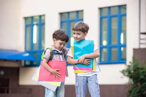 귀여운 학교에 가자고 이들은 분위기가 따뜻한 아침입니다 Schoolbags에서 빨간색 하나에의 — 스톡 사진