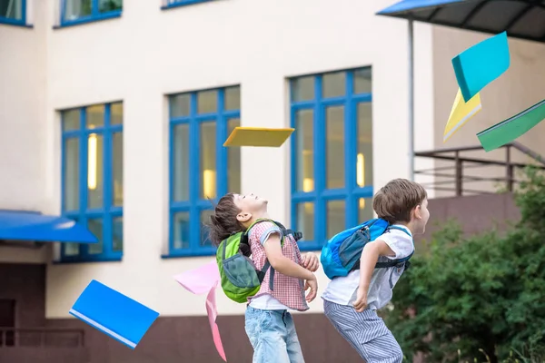 Szczęśliwe Dzieci Dwóch Chłopców Znajomych Książki Plecaki Pierwszy Lub Ostatni — Zdjęcie stockowe