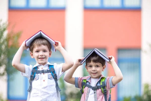 Twee Kinderen Van Lagere School Leeftijd Jongen Zijn Vriend Zijn — Stockfoto