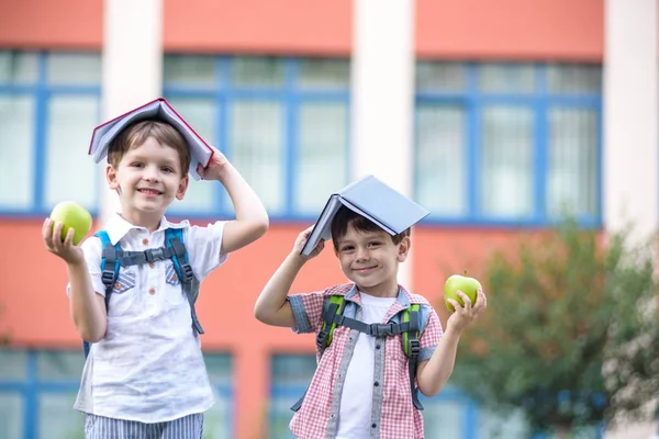 Kind Naar School Gaan Twee Jongen Vriend Bedrijf Boeken Hoofd — Stockfoto