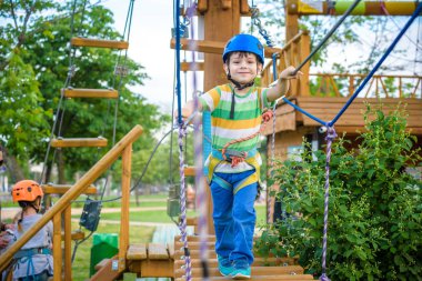 genç çocuk oynamaya ve sahip eğlenceli aktiviteler açık havada yaptığını. mutluluk ve mutlu çocukluk kavramı.