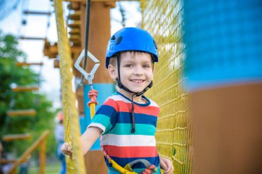 genç çocuk oynamaya ve sahip eğlenceli aktiviteler açık havada yaptığını. mutluluk ve mutlu çocukluk kavramı.