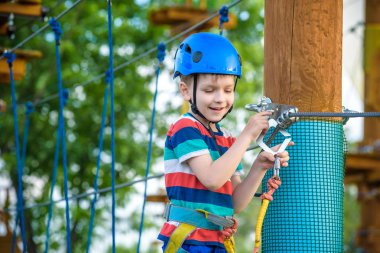 mutlu çocuk ZIP telefonda. cesaretini cambaz parkta çocuk gurur duyuyorum. HDR