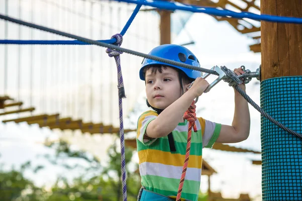 genç çocuk oynamaya ve sahip eğlenceli aktiviteler açık havada yaptığını. mutluluk ve mutlu çocukluk kavramı.