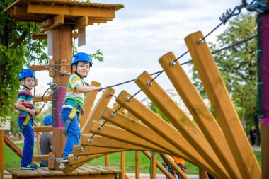 Genç çocuk oynamaya ve sahip eğlenceli aktiviteler açık havada yaptığını. Mutluluk ve mutlu çocukluk kavramı. İp salıncakta çocuk.
