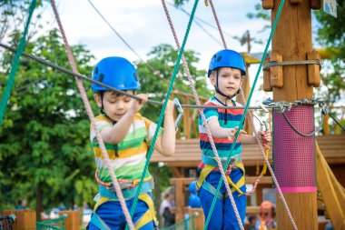 Genç çocuk oynamaya ve sahip eğlenceli aktiviteler açık havada yaptığını. Mutluluk ve mutlu çocukluk kavramı. İp salıncakta çocuk.