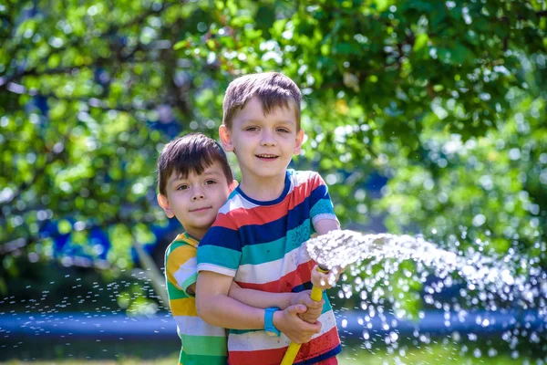 Los Hermanos Divierten Salpicándose Uno Otro Con Agua Pueblo Los —  Fotos de Stock