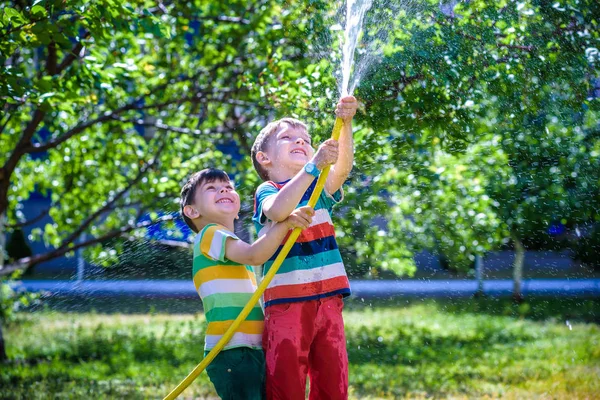 Los Hermanos Divierten Salpicándose Uno Otro Con Agua Pueblo Los —  Fotos de Stock