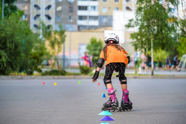 Kyiv Ucrania Junio 2018 Atractiva Adolescente Patinando Sobre Patines Una —  Fotos de Stock