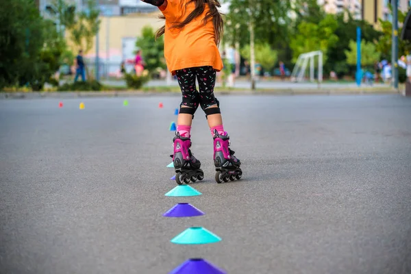 Kyiv Ucrania Junio 2018 Atractiva Adolescente Patinando Sobre Patines Una —  Fotos de Stock