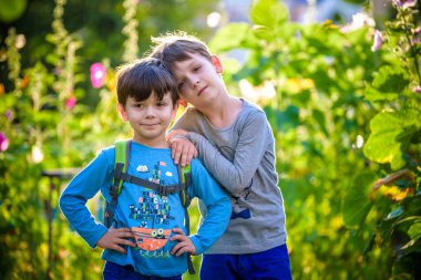 Mutlu erkek çocuk gülümseyen zevk yaşam kabul. Doğa, park veya açık havada Genç çocuk portresi. Mutlu bir aile veya başarılı evlat edinme veya ebeveynlik kavramı.