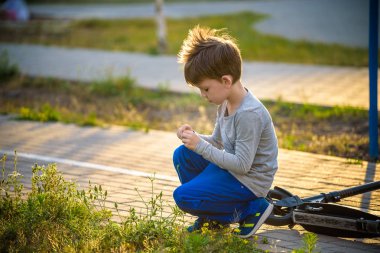 Mutlu melez erkek çocuk gülümseyen zevk yaşam kabul. Doğa, park veya açık havada Genç çocuk portresi. Mutlu bir aile veya başarılı evlat edinme veya ebeveynlik kavramı.