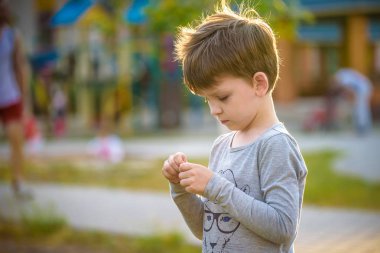 Mutlu melez erkek çocuk gülümseyen zevk yaşam kabul. Doğa, park veya açık havada Genç çocuk portresi. Mutlu bir aile veya başarılı evlat edinme veya ebeveynlik kavramı.