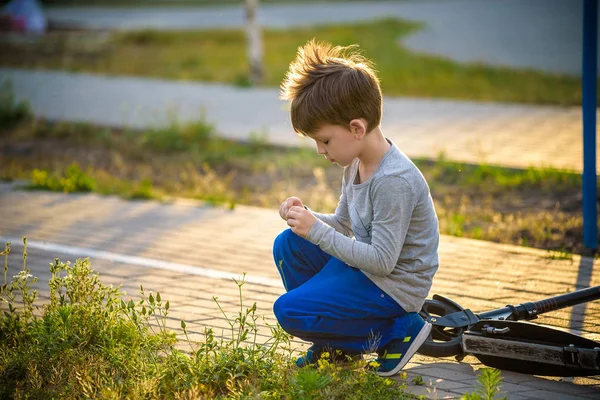 Mutlu melez erkek çocuk gülümseyen zevk yaşam kabul. Doğa, park veya açık havada Genç çocuk portresi. Mutlu bir aile veya başarılı evlat edinme veya ebeveynlik kavramı.
