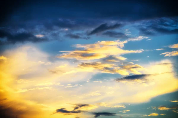 La belle image mixte complexe abstraite des nuages au-dessus — Photo