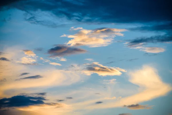 La belle image mixte complexe abstrait des nuages sur le lac du parc de la ville au coucher du soleil de printemps — Photo