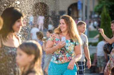 Kiev, Ukrayna 13 Ağustos 2017: Happy kids sıcak yaz gününde şehir su fıskiyede oynamak eğlenceli. Ebeveynler çocuklarıyla birlikte. Etkin aile boş, ekoloji kavramı.