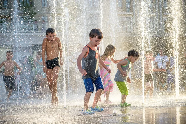 Kyiv Ucraina Agosto 2017 Bambini Felici Divertono Giocare Nella Fontana — Foto Stock