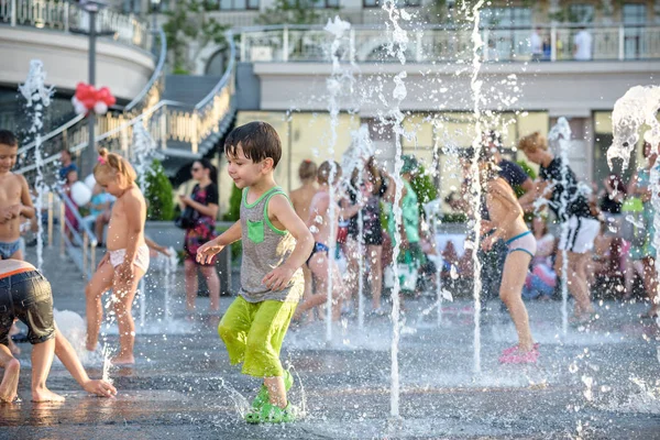 乌克兰基辅 2017年8月13日 在炎热的夏日 快乐的孩子们在城市喷泉里玩得很开心 父母与他们的孩子 活跃的家庭休闲 生态学概念 — 图库照片