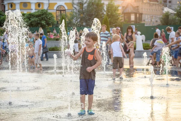 Kyiv Ucrania Agosto 2017 Los Niños Felices Divierten Jugando Fuente —  Fotos de Stock