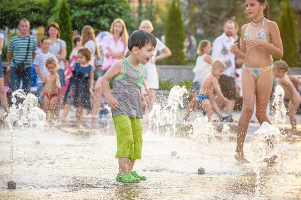 Kyiv Ucrania Agosto 2017 Los Niños Felices Divierten Jugando Fuente —  Fotos de Stock