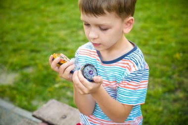 Beyblade - eğlence oyun çocuk çocuk. Modern üst, bir tetikleyici tarafından tetiklenir. Birkaç oyuncu aynı anda savaş alanında atın, bıçak çarpışır. Kazanmak, iplik üst bölüm değil artık bu bükülmüş