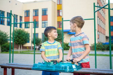 Beyblade - eğlence oyun çocuk çocuk. Modern üst, bir tetikleyici tarafından tetiklenir. Birkaç oyuncu aynı anda savaş alanında atın, bıçak çarpışır. Kazanmak, iplik üst bölüm değil artık bu bükülmüş